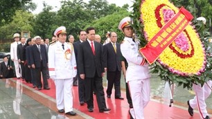 Leaders pay tribute to war martyrs - ảnh 1